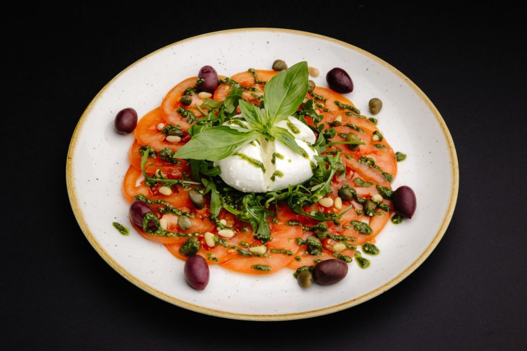 Salată cu burrata din lapte de bivoliță