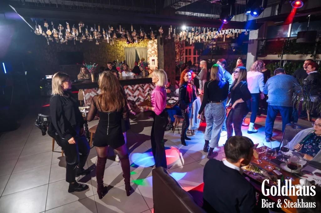Atmosferă de petrecere în restaurantul A La Carte Goldhaus