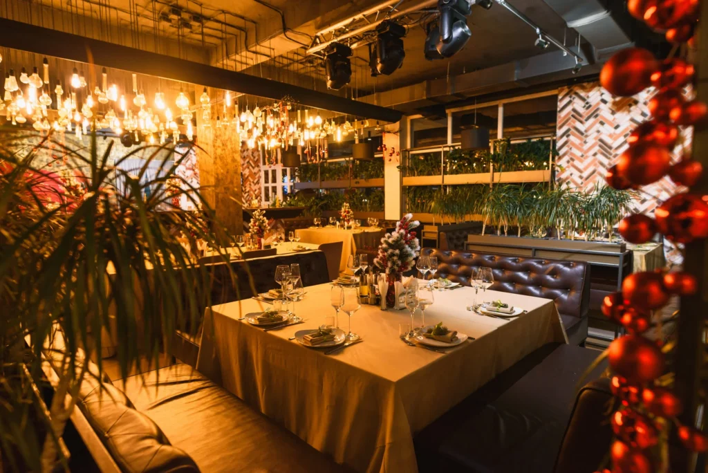 Mese pregătite pentru cină în restaurantul Goldhaus