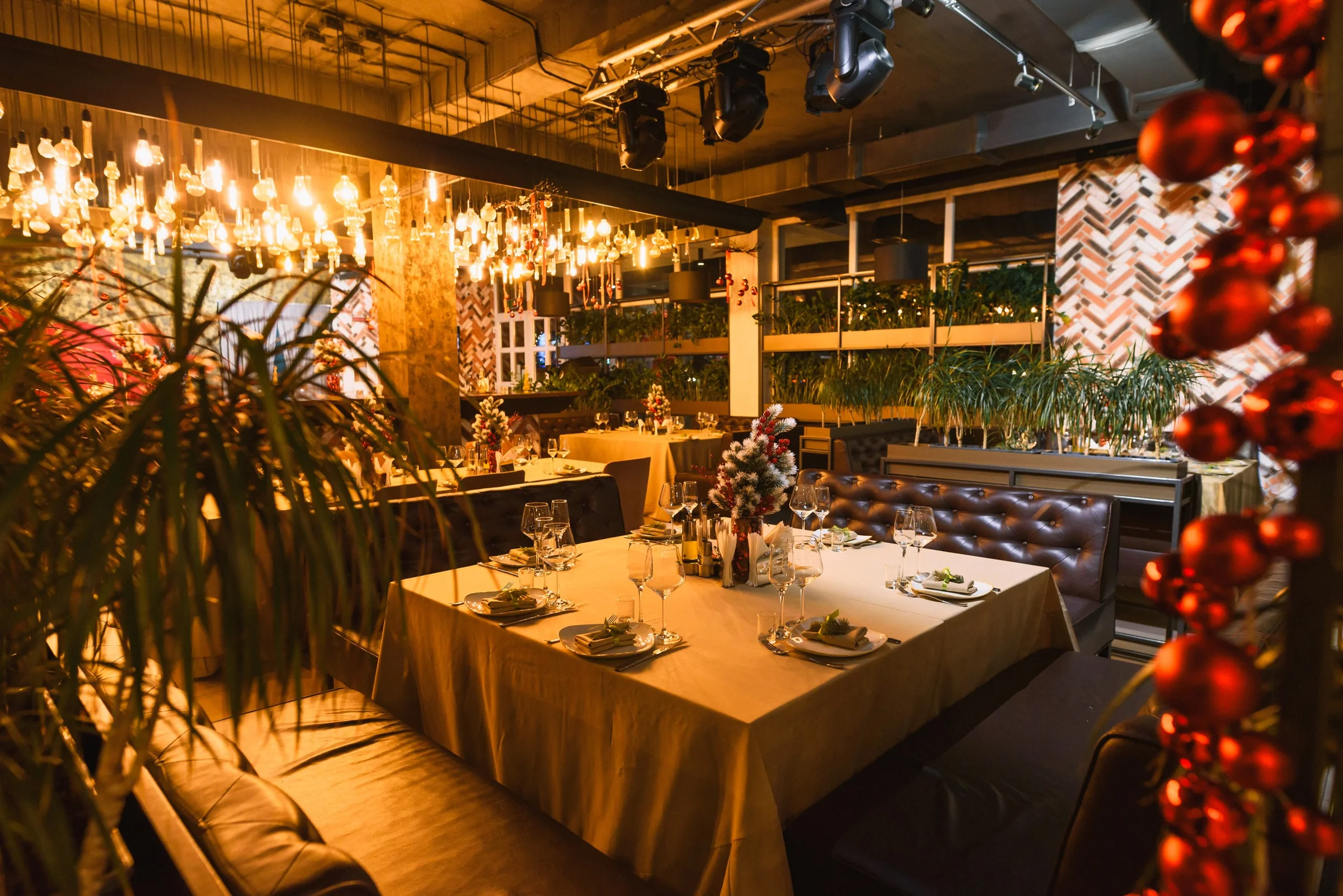 Mese pregătite pentru cină în restaurantul Goldhaus