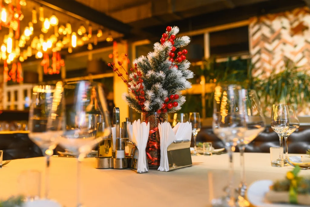 Detalii festive pe o masă în restaurantul Goldhaus