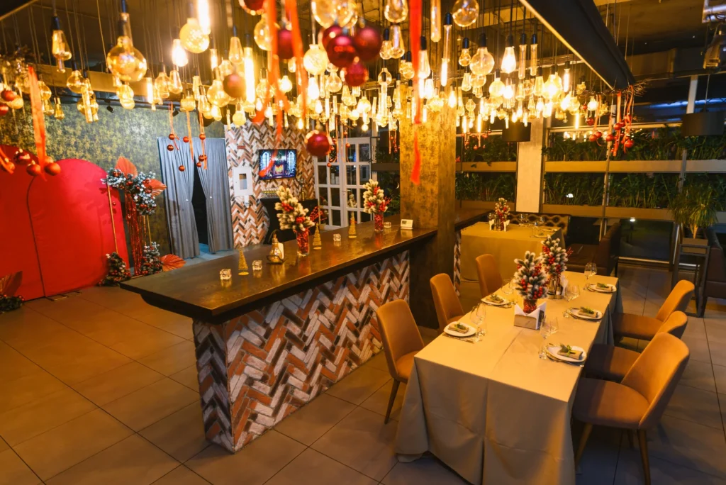 Bar și mese în restaurantul A La Carte