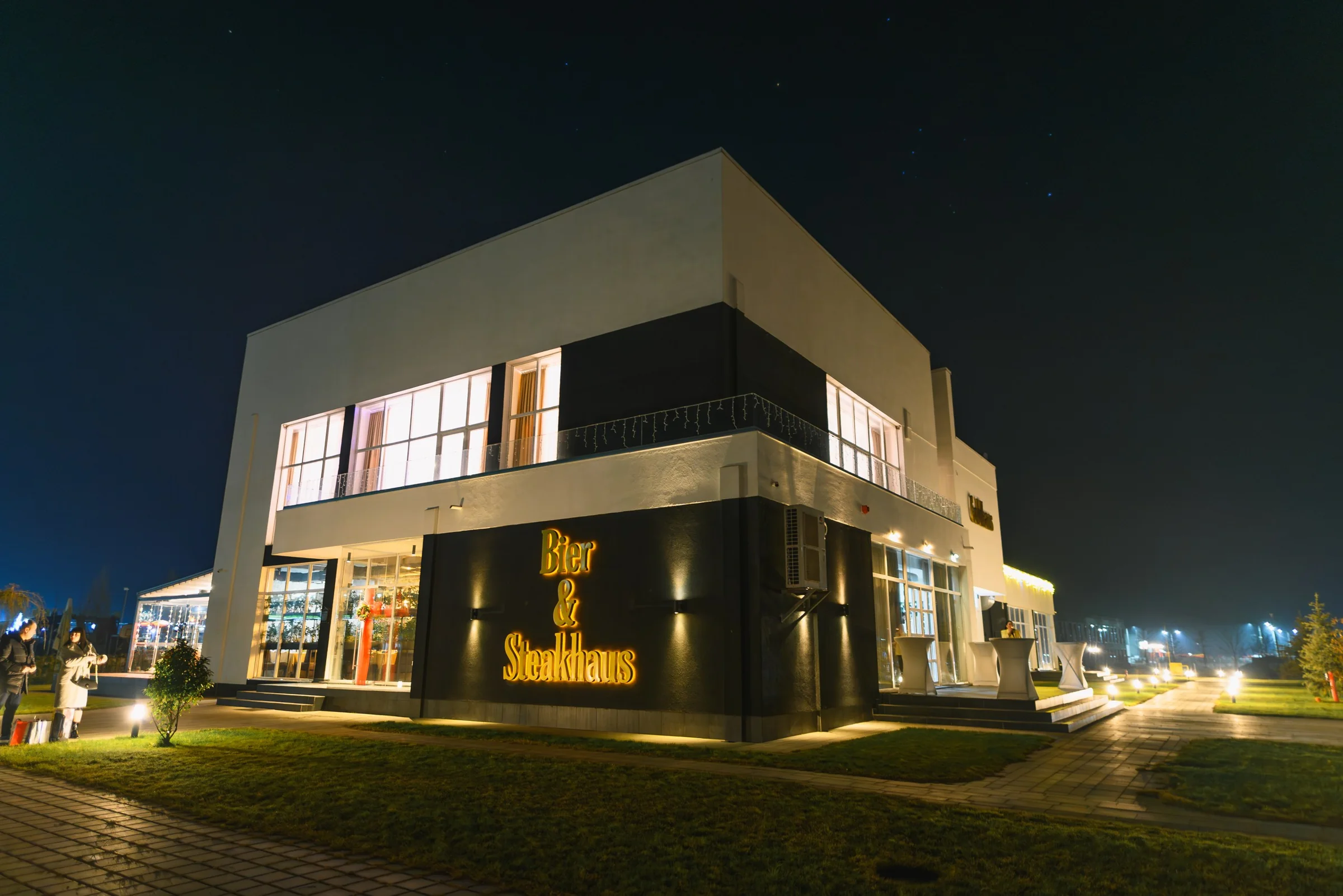 Clădirea Goldhaus iluminată seara