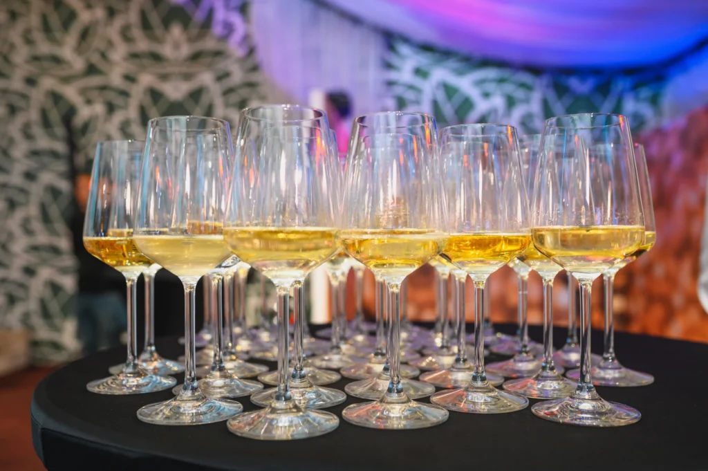 Pahare pregătite pentru un eveniment în Cortul Goldhaus
