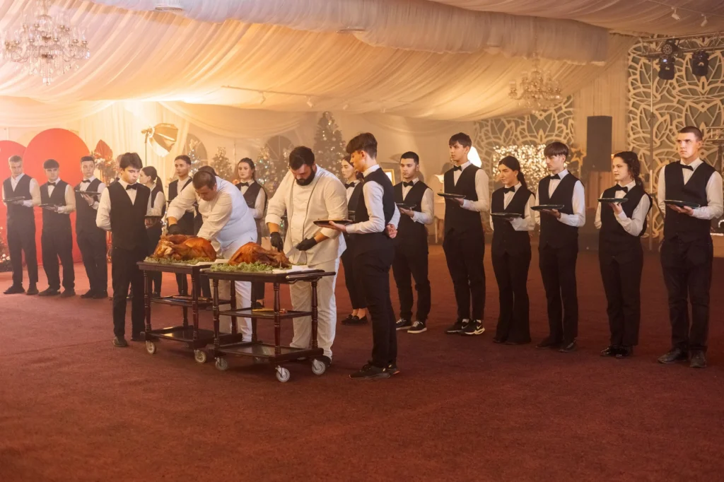 Echipa de servire la un eveniment în Cortul Goldhaus