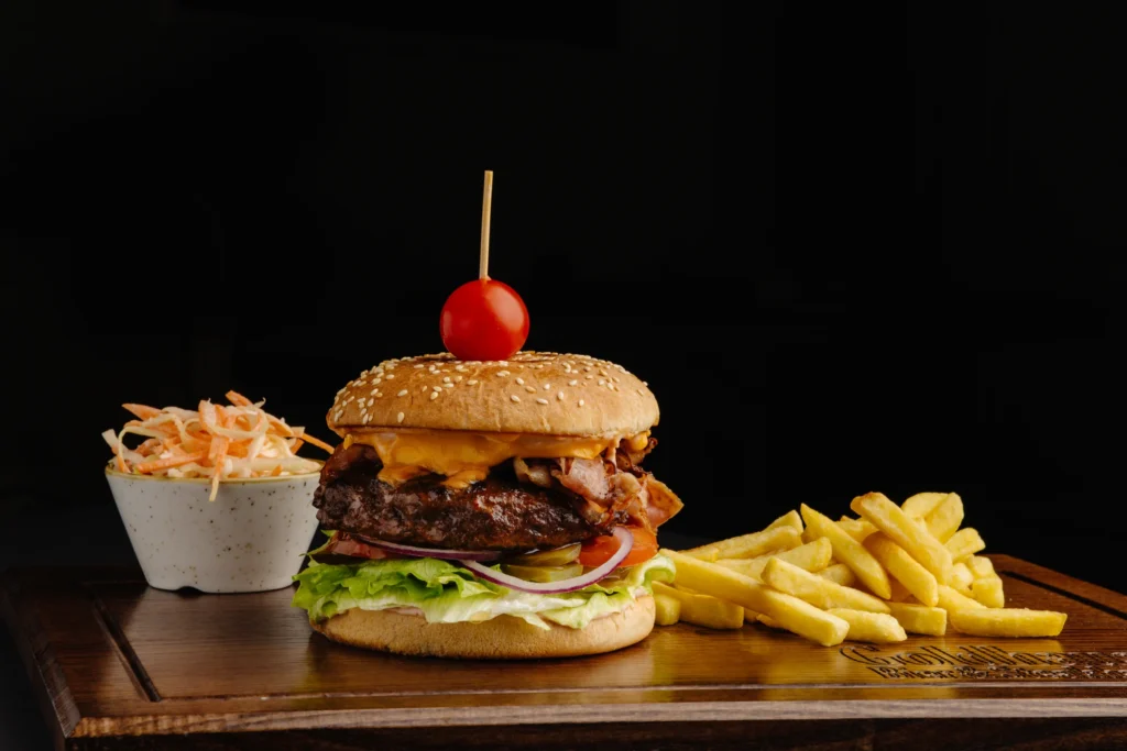 Burger cu cartofi prăjiți