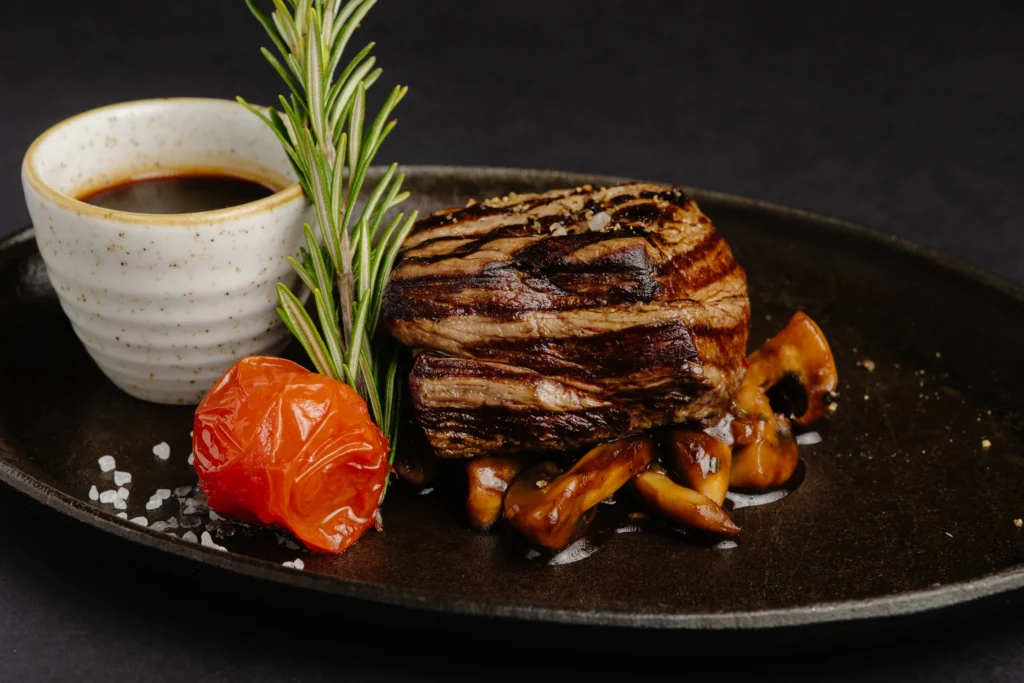 Steak la grătar cu sos și legume